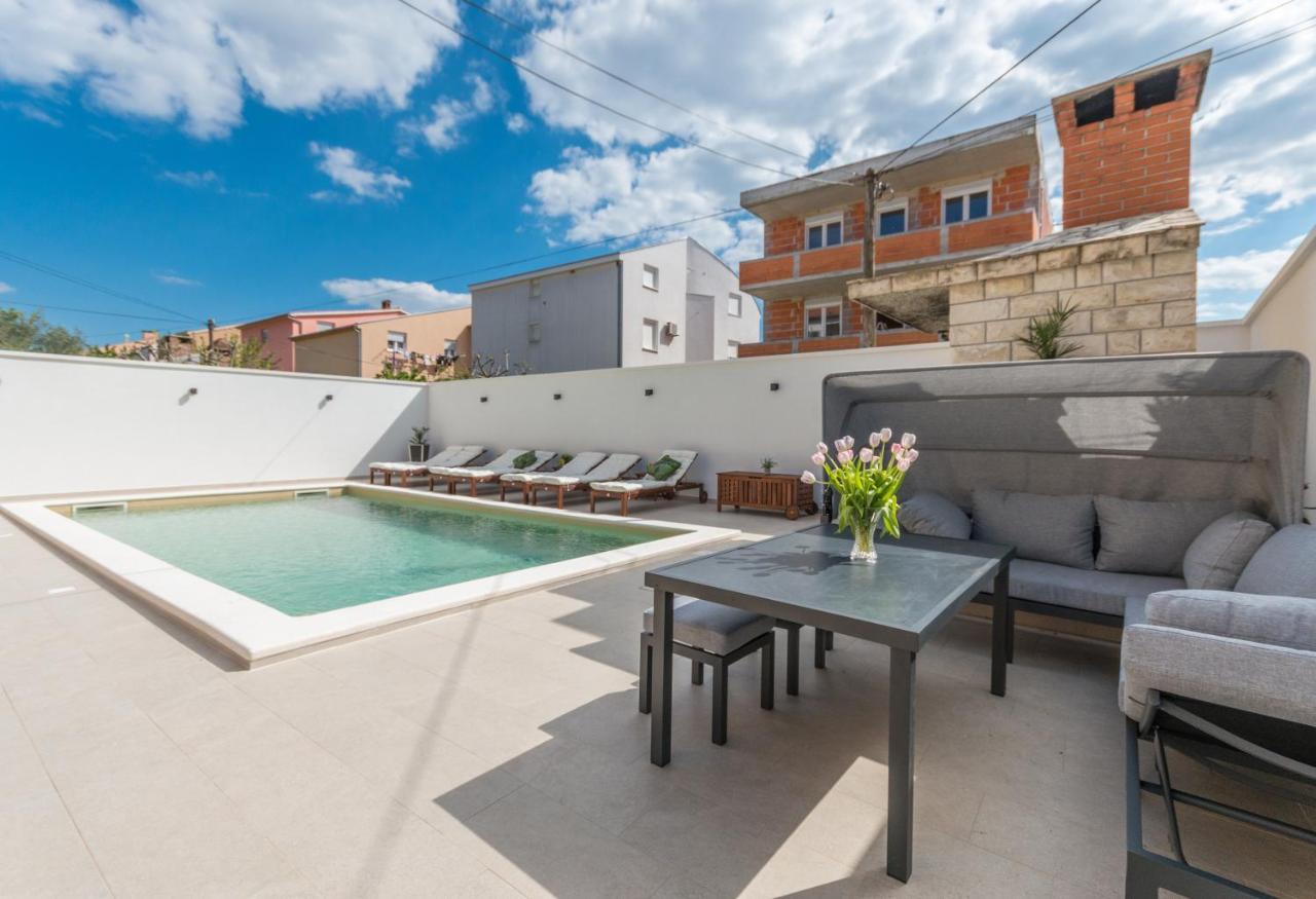 Apartment Pavla With Pool 扎达尔 外观 照片