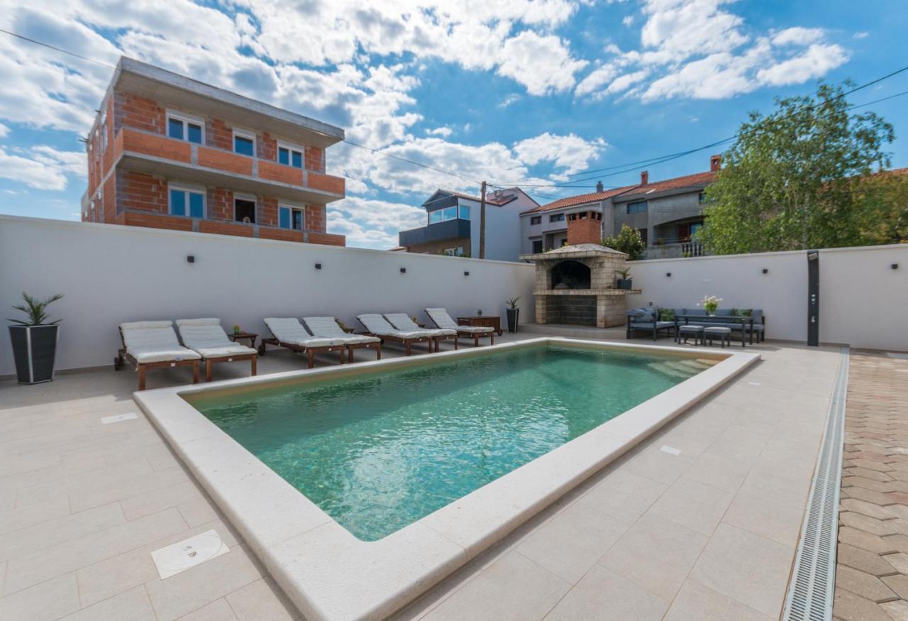 Apartment Pavla With Pool 扎达尔 外观 照片