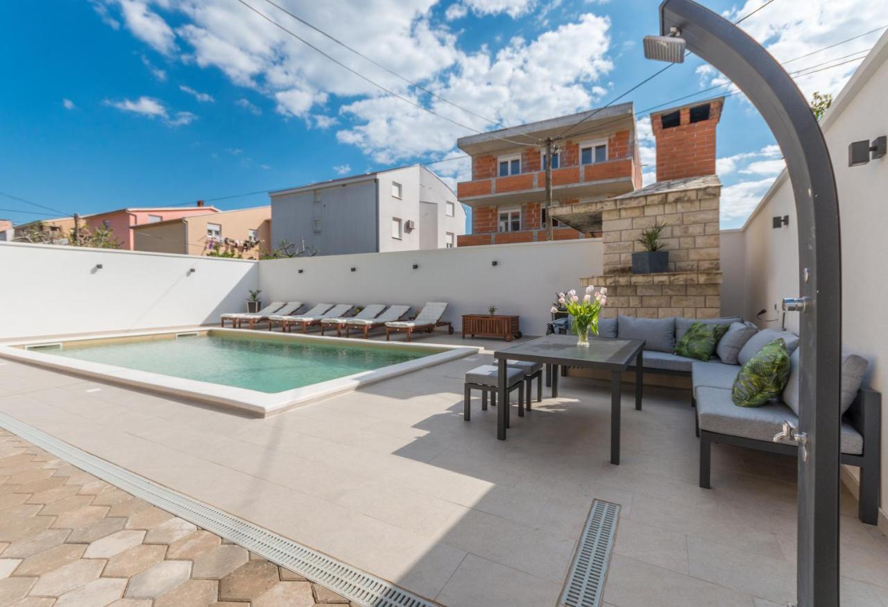 Apartment Pavla With Pool 扎达尔 外观 照片