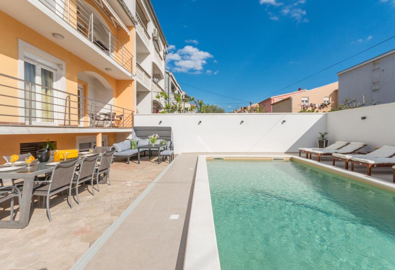 Apartment Pavla With Pool 扎达尔 外观 照片