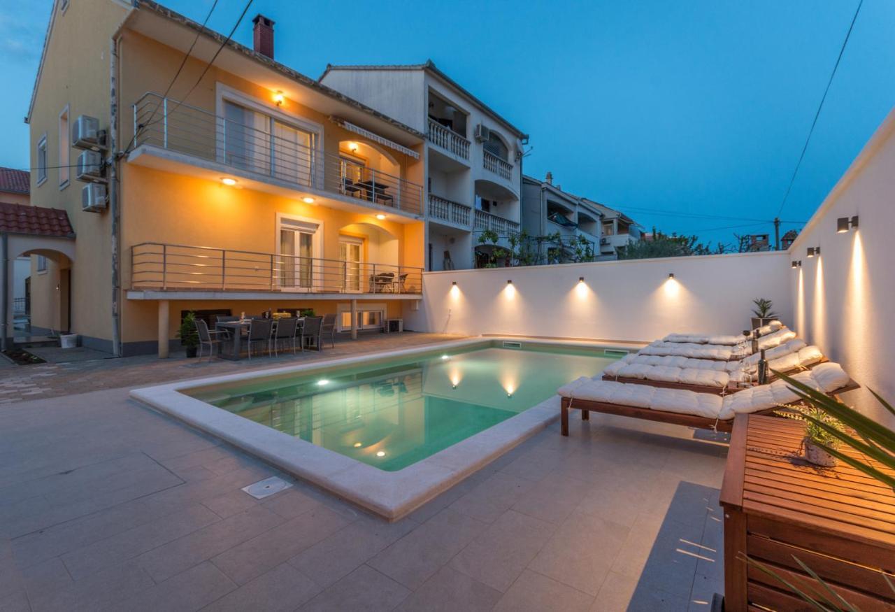 Apartment Pavla With Pool 扎达尔 外观 照片