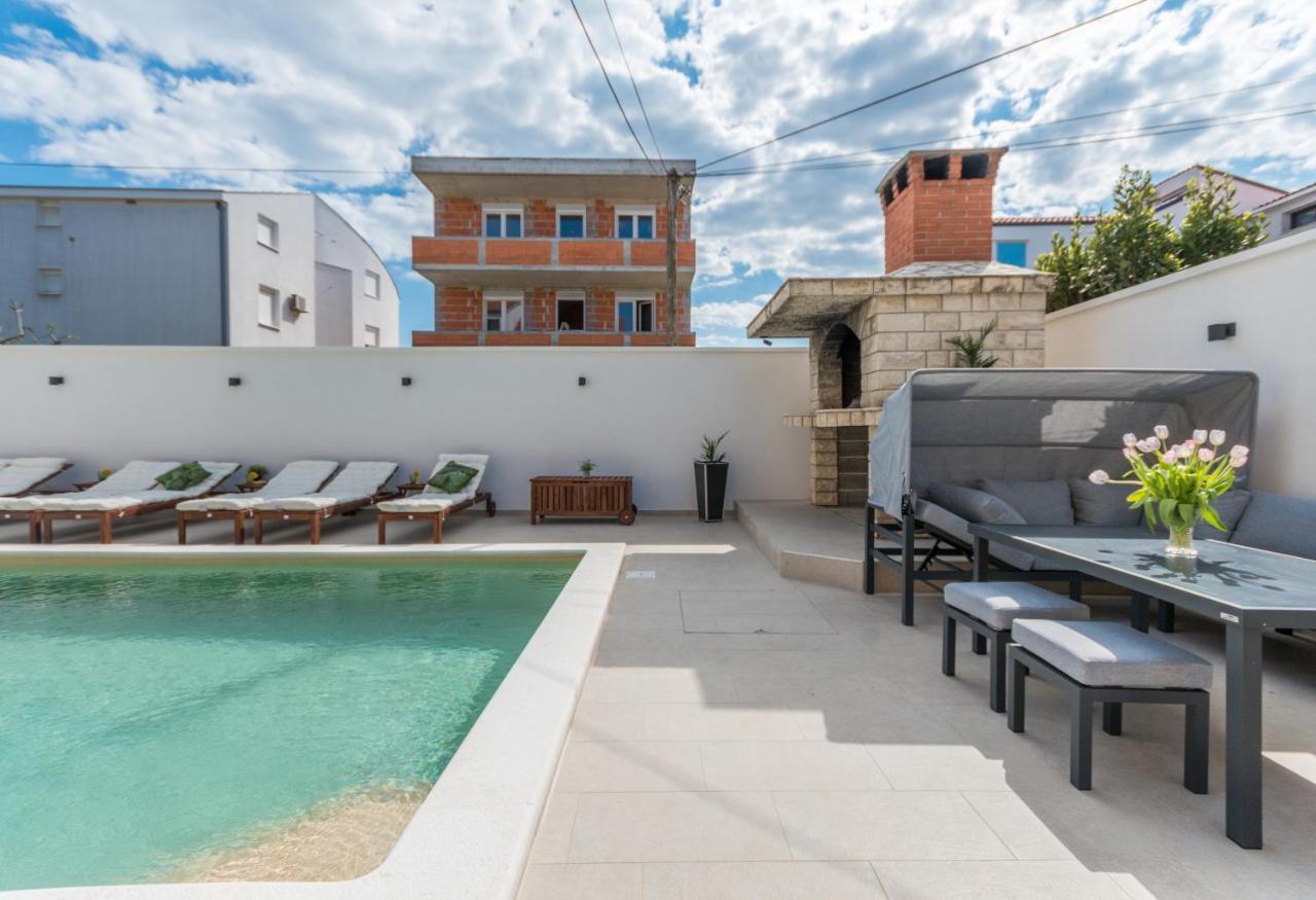 Apartment Pavla With Pool 扎达尔 外观 照片