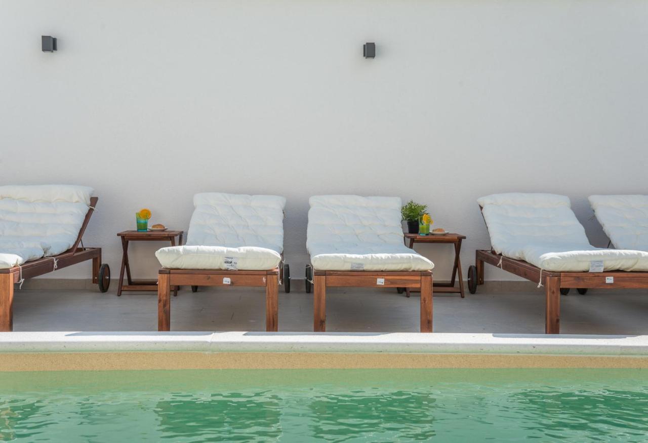 Apartment Pavla With Pool 扎达尔 外观 照片