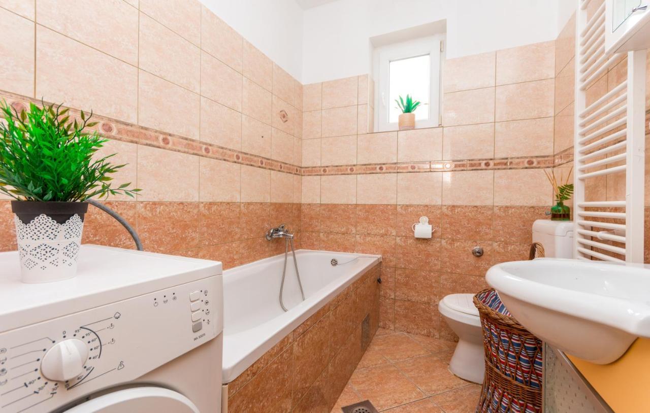 Apartment Pavla With Pool 扎达尔 外观 照片